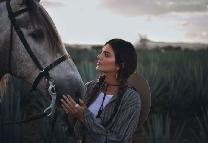 Кендалл Дженнер снялась в красивой фотосессии для рекламы личной марки текилы