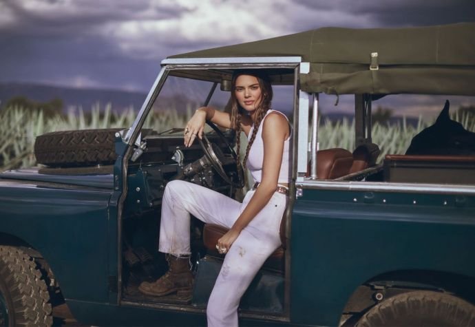 Кендалл Дженнер снялась в красивой фотосессии для рекламы личной марки текилы