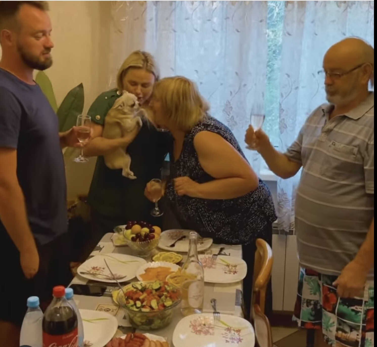 За что подписчики раскритиковали семейный обед Анны Семенович