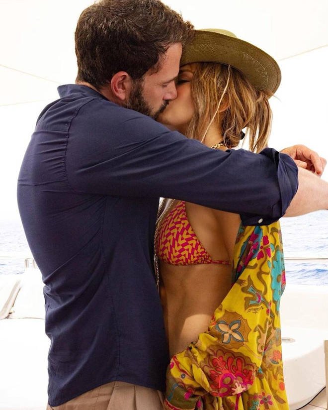 Дженнифер Лопес впервые выложила фото с Беном Аффлеком - в кадре поцелуй пары