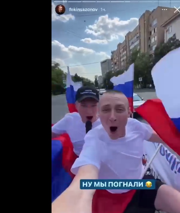 На старых «Жигули» и с российскими флагами: блогеры прокатились по центру Москвы в поддержку нашей Олимпийской сборной