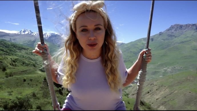 EVRONASTY сняла клип на песню "Юр, отвези на маникюр" на просторах Осетии