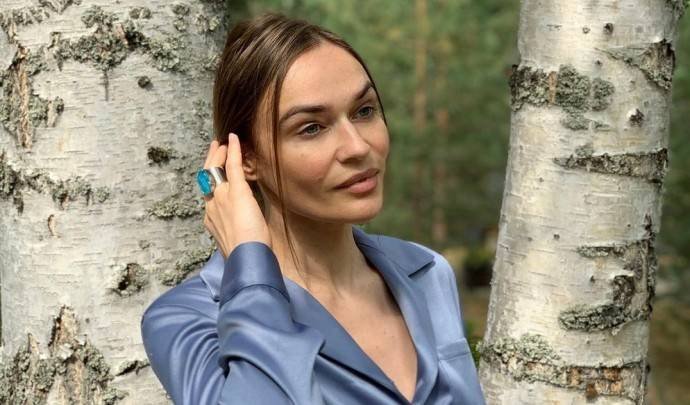 Алёна Водонаева отправилась на прогулку по горам Карелии в нелепой шляпке и костюме