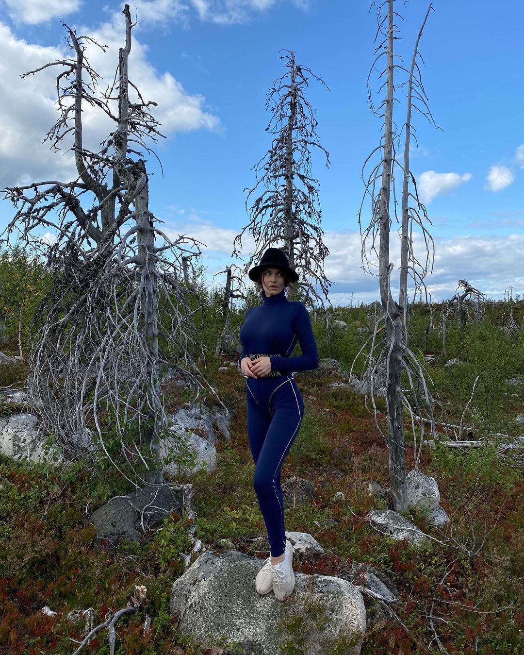 Алёна Водонаева отправилась на прогулку по горам Карелии в нелепой шляпке и костюме