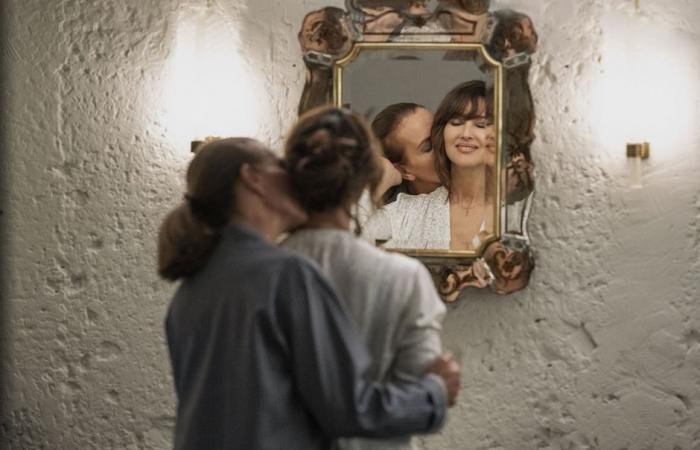 Влюбленная пара: Моника Беллуччи и Кароль Буке снялись в необычной фотосессии