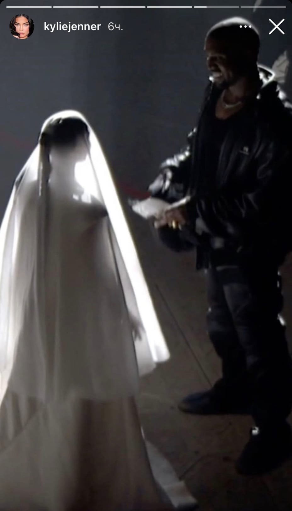 Примирение или пиар? Ким Кардашьян появилась на концерте Канье Уэста в свадебном платье 