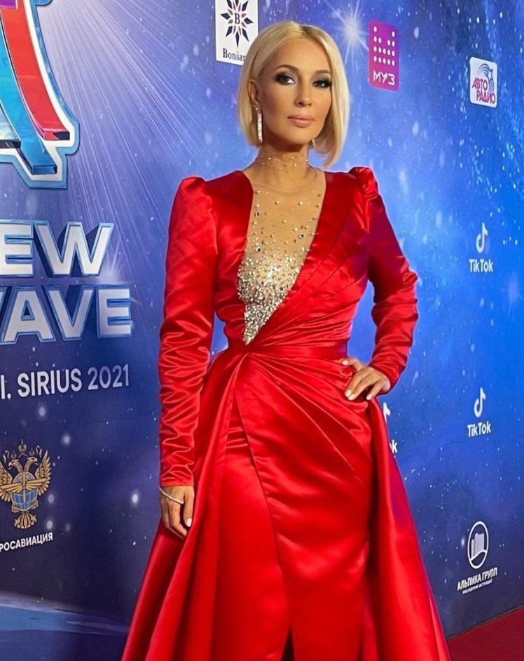 Лера Кудрявцева восхитила роскошным платьем на закрытии фестиваля "Новая Волна"