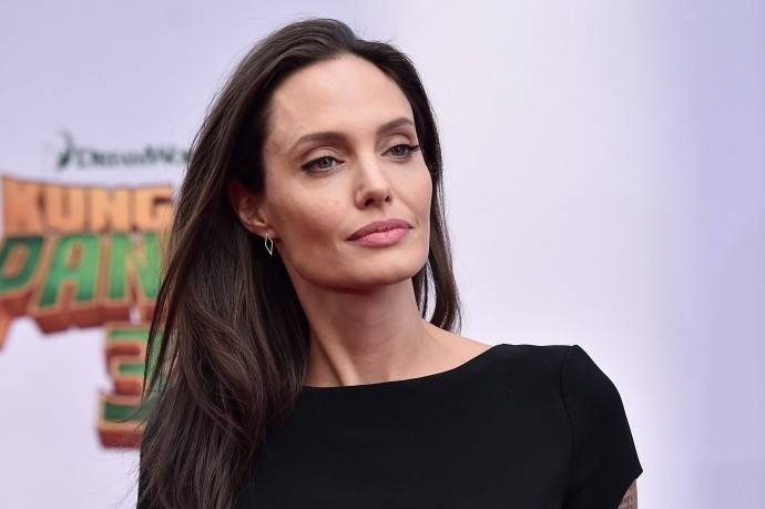  Анджелина Джоли  продала часть общего поместья с Брэдом Питтом