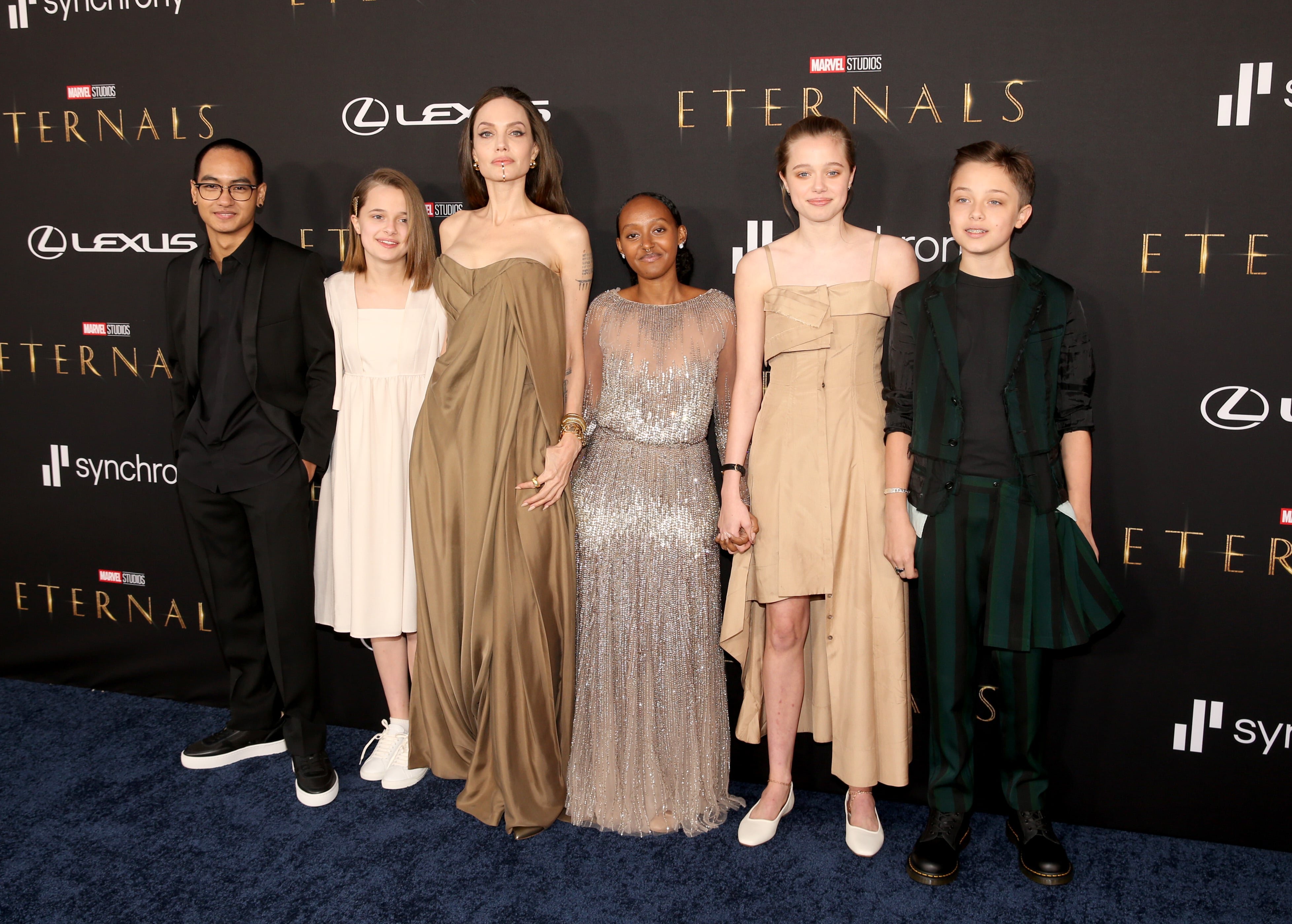 Анджелина Джоли представила свой новый фильм «Вечные» в компании детей