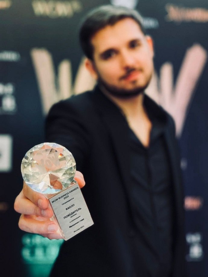«Первая премия в моей коллекции»: певец Radjo получил награду в номинации «Фрешмен года»