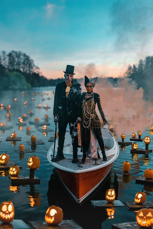 Беременная Валерия Чекалина заставила мёрзнуть мужа на пруду, чтобы сделать фотографии для Хеллоуина