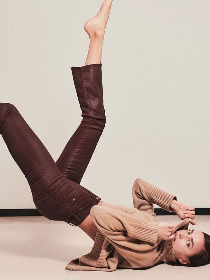 Ирина Шейк устроила необычную фотосессию для рекламы джинс