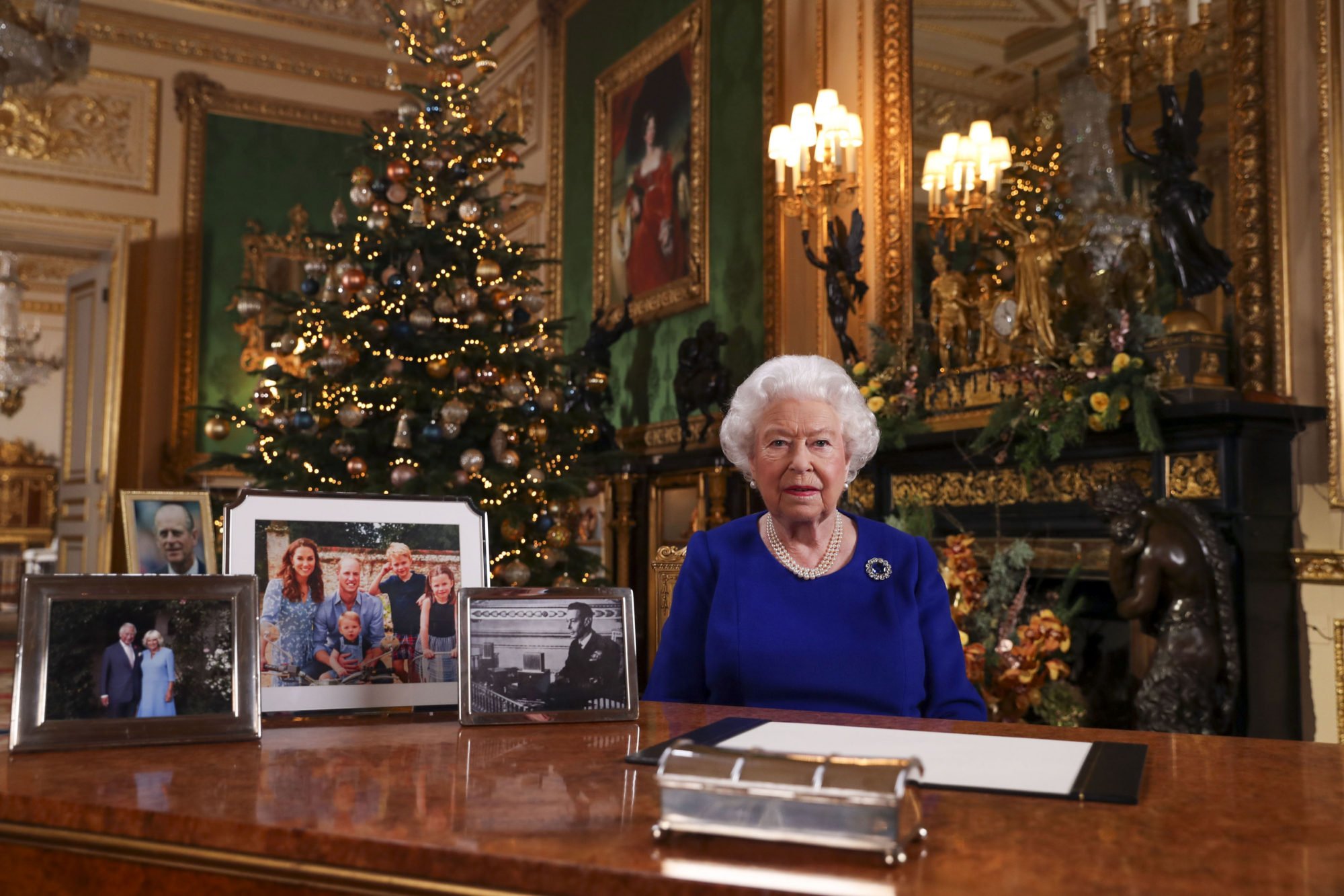 Елизавета II отменила предрождественский семейный обед из-за коронавируса