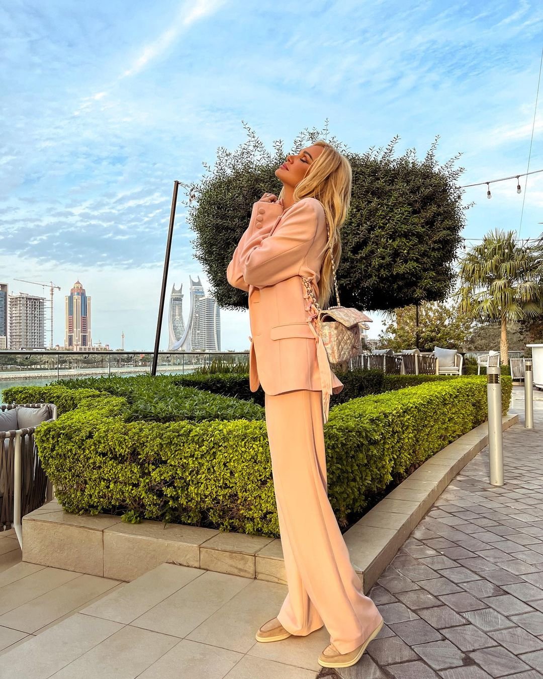 Виктория Лопырёва выбрала неожиданно приличный комплект одежды для Катара