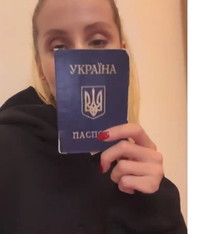 Светлана Лобода показала украинский паспорт