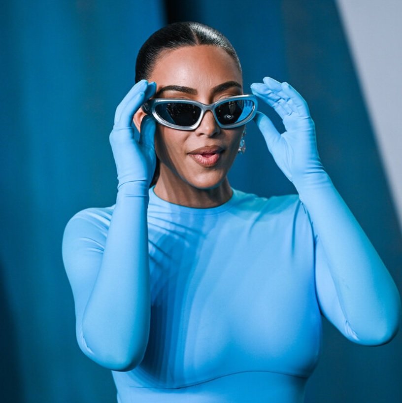 Ким Кардашьян произвела фурор, появившись на вечеринке Vanity Fair в голубом платье