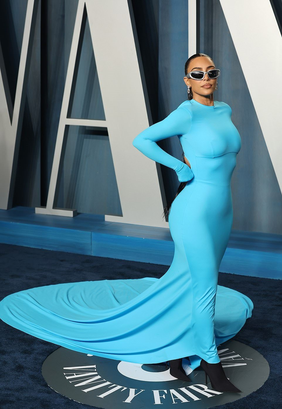 Ким Кардашьян произвела фурор, появившись на вечеринке Vanity Fair в голубом платье
