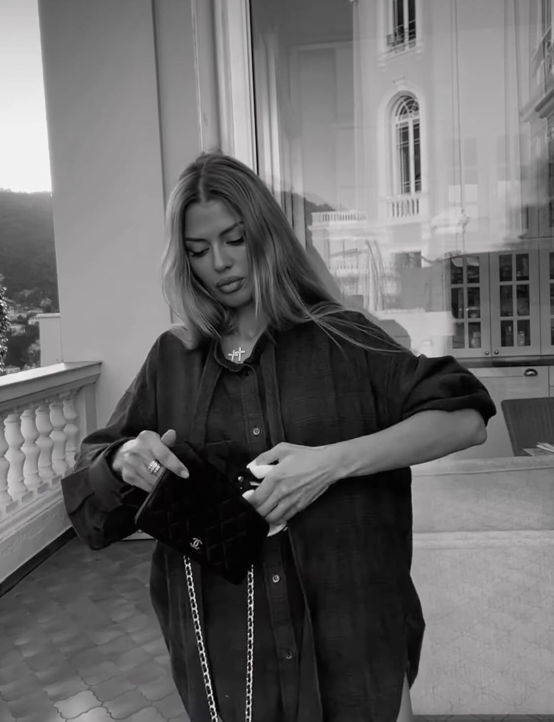 "Не уважают клиентов": Виктория Боня порезала ножницами сумку Chanel 
