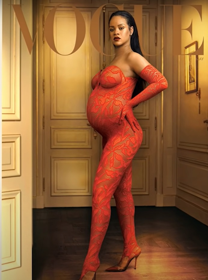 Абсолютно голая беременная Рианна позирует для Vogue