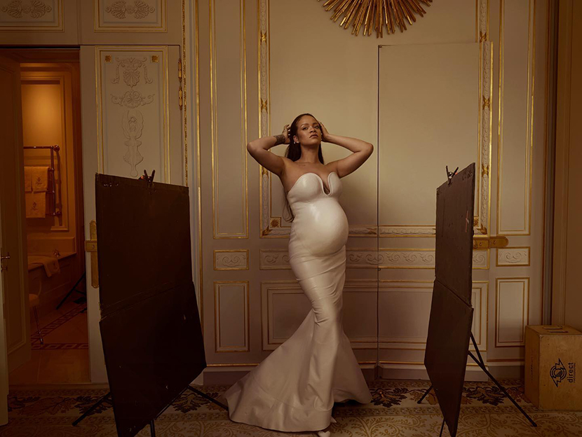 Абсолютно голая беременная Рианна позирует для Vogue