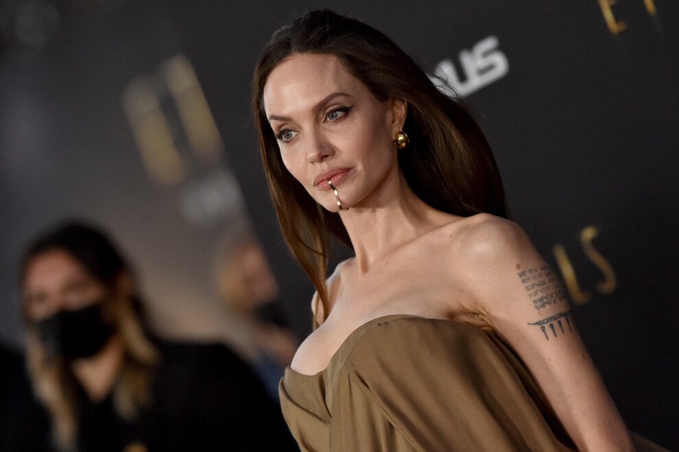 За что Анджелина Джоли подала в суд на ФБР
