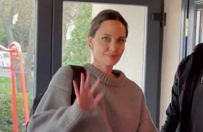 Анджелина Джоли прилетела во Львов