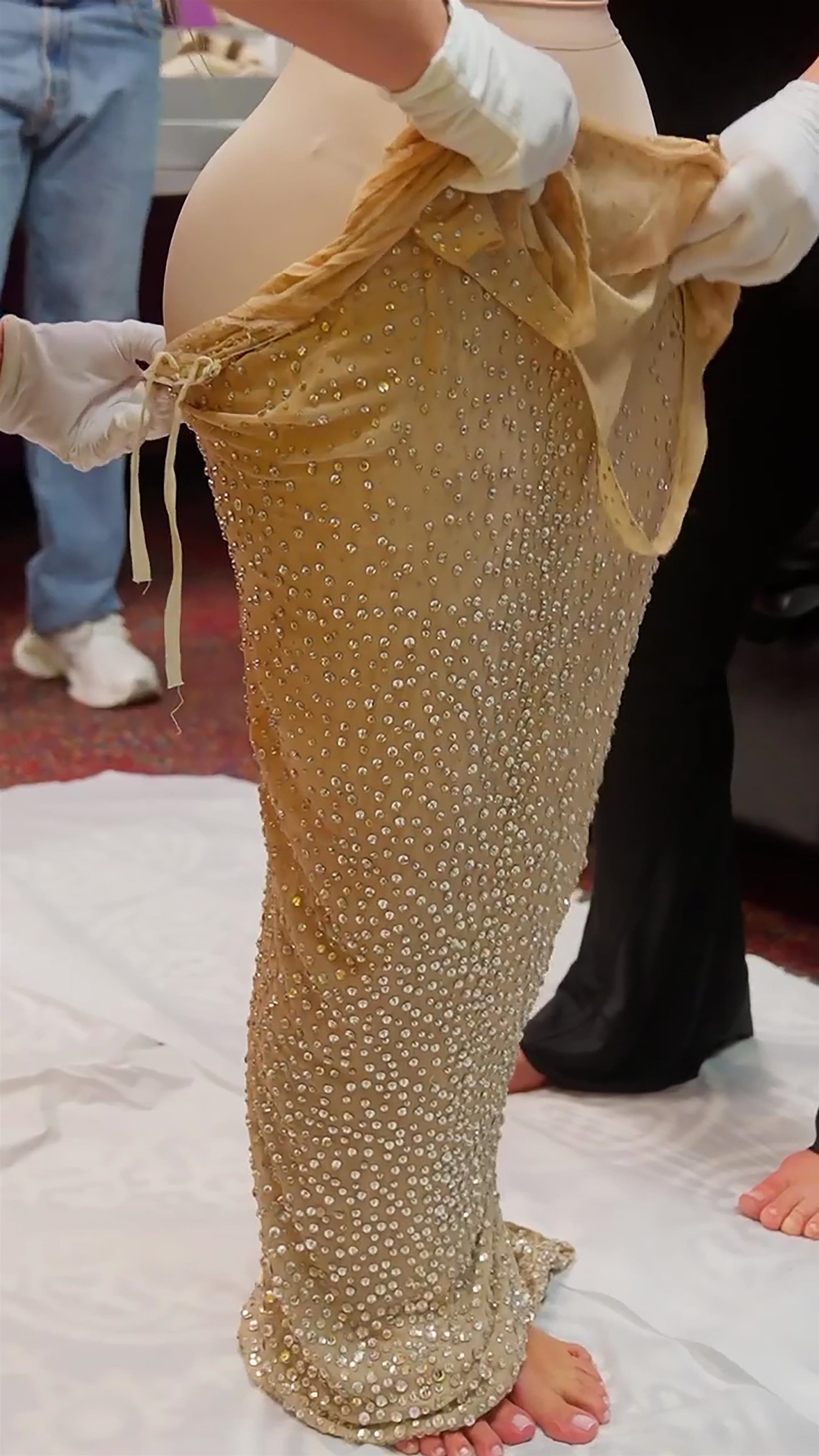 Ким Кардашьян показала, скольких трудов стоило надеть платье Мэрлин Монро
