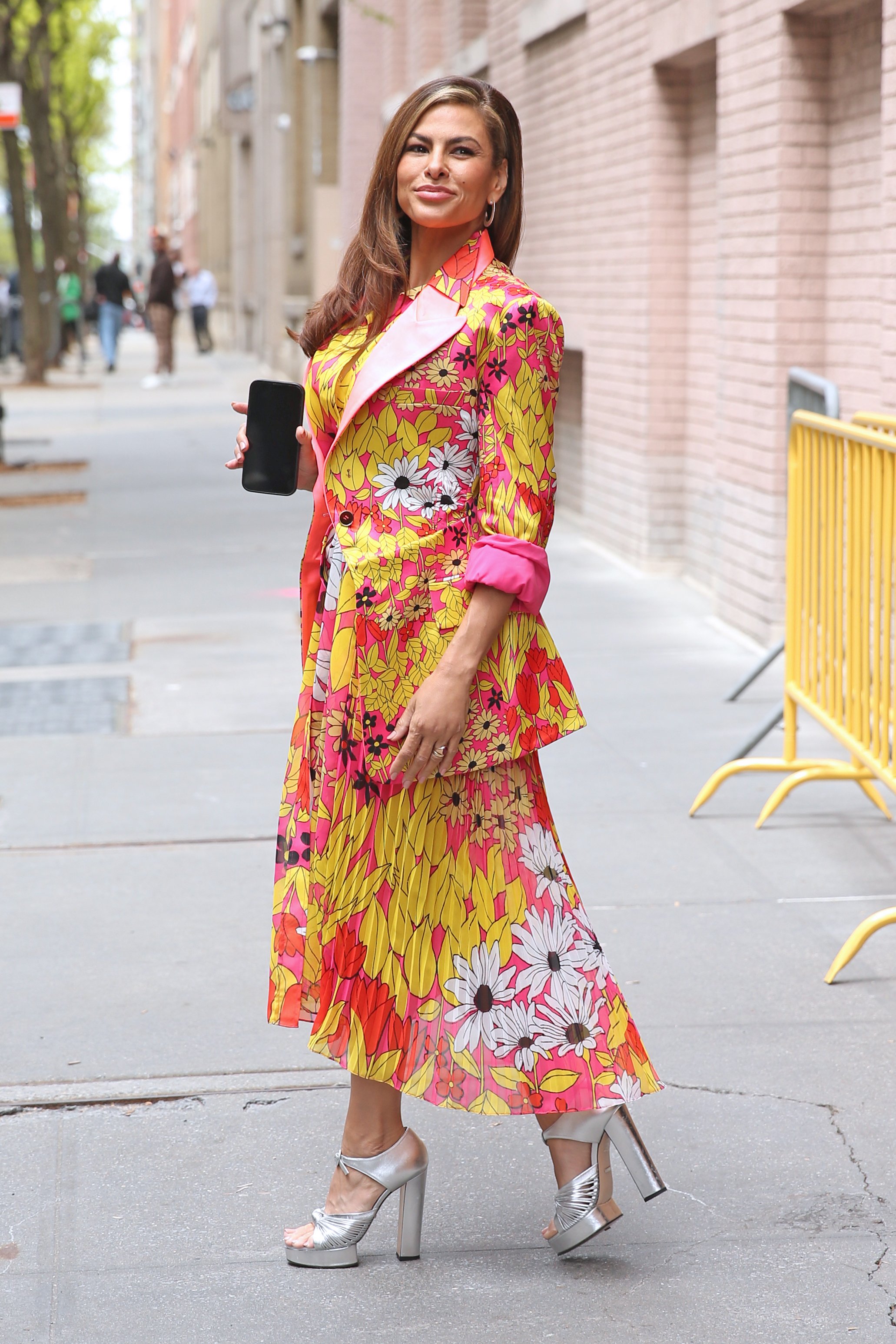 Ева Мендес появилась перед папарацци в невероятно цветастом наряде