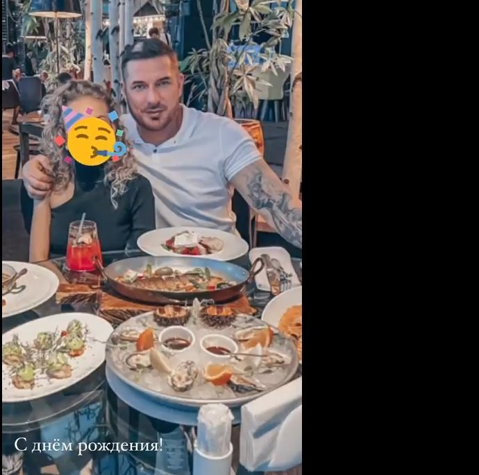 Курбан Омаров поделился снимком с девушкой