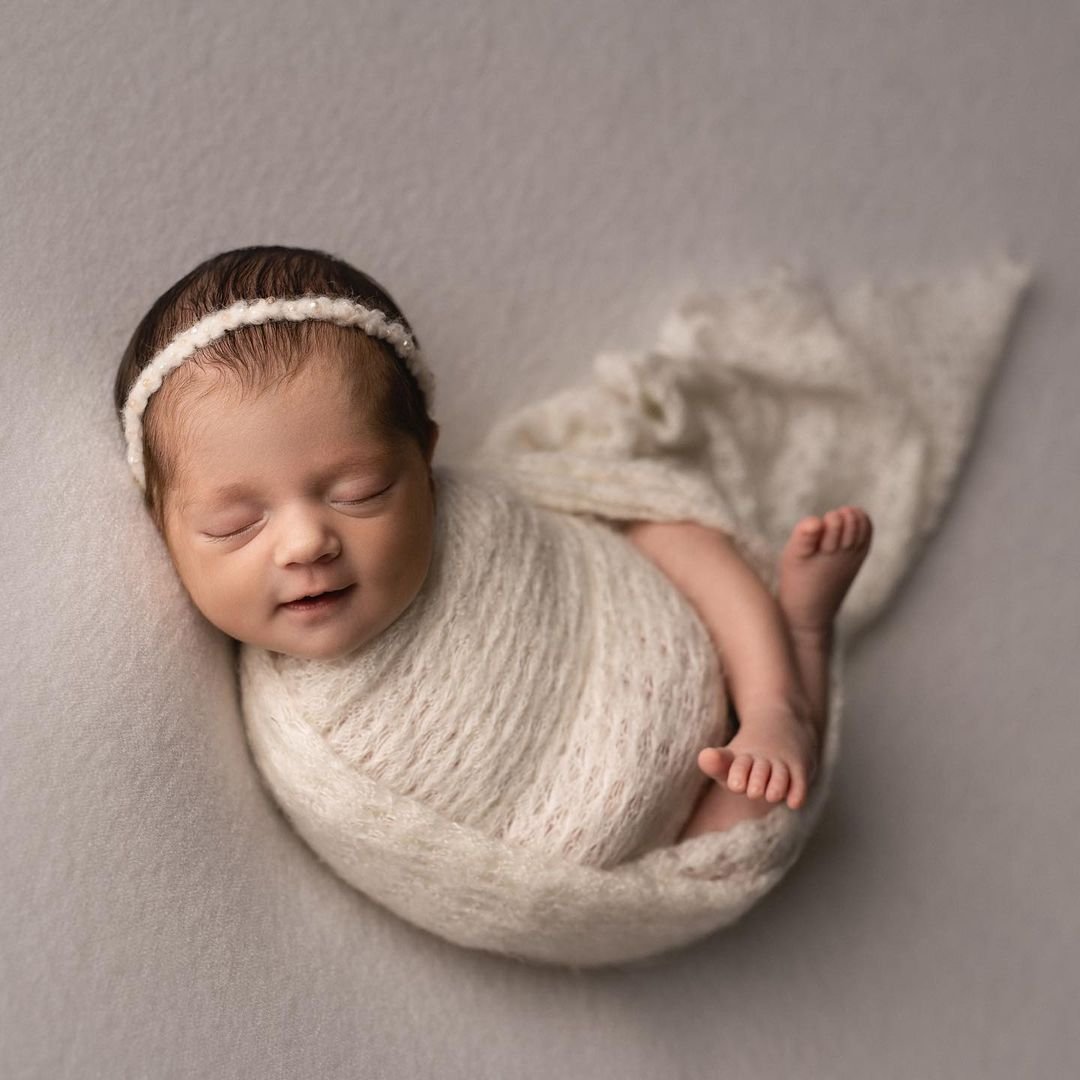 Саша Кабаева поделилась фотографиями новорожденной дочери