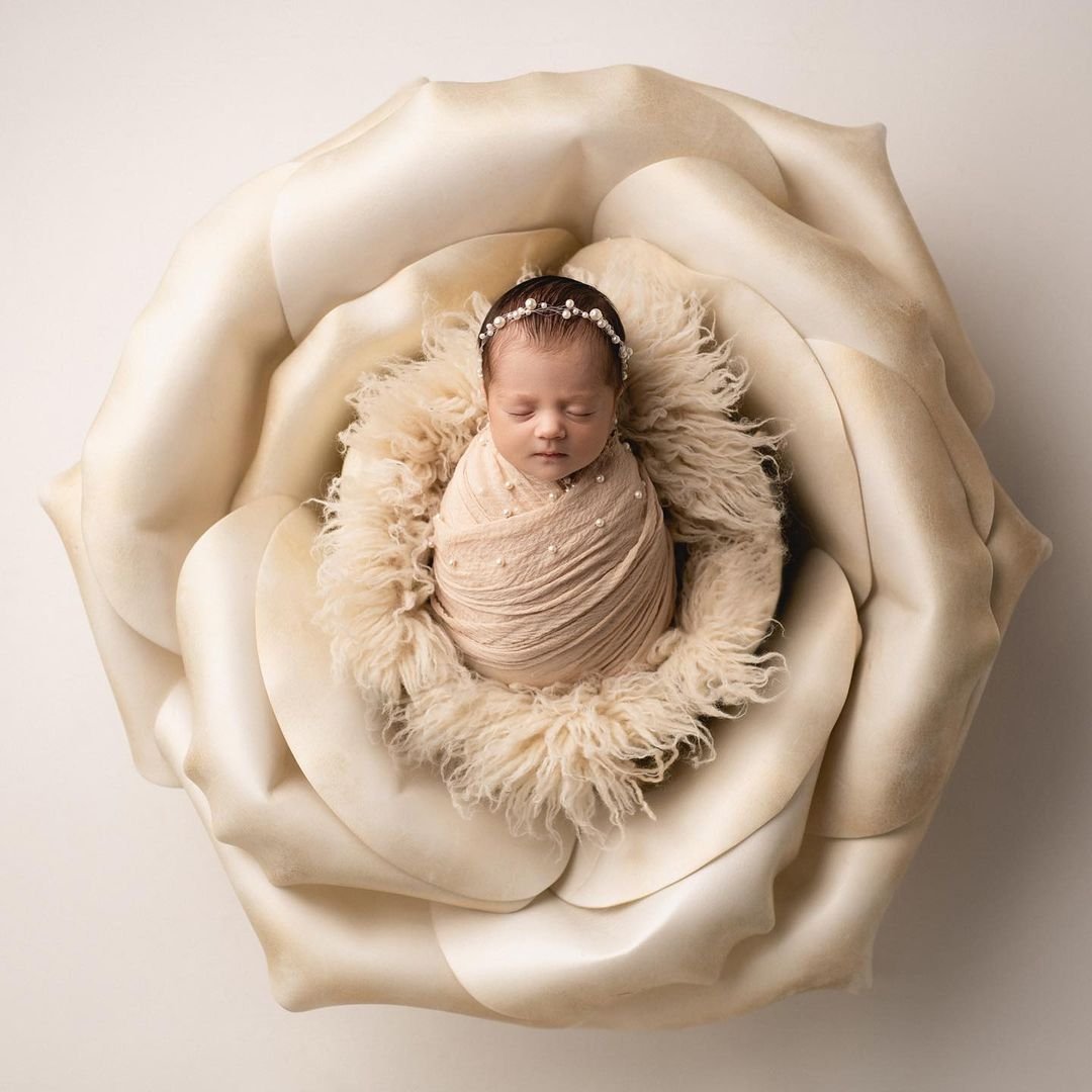 Саша Кабаева поделилась фотографиями новорожденной дочери