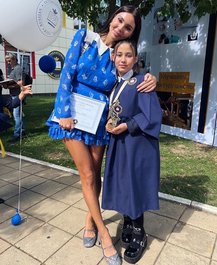 Оксана Самойлова пришла к дочкам на выпускной