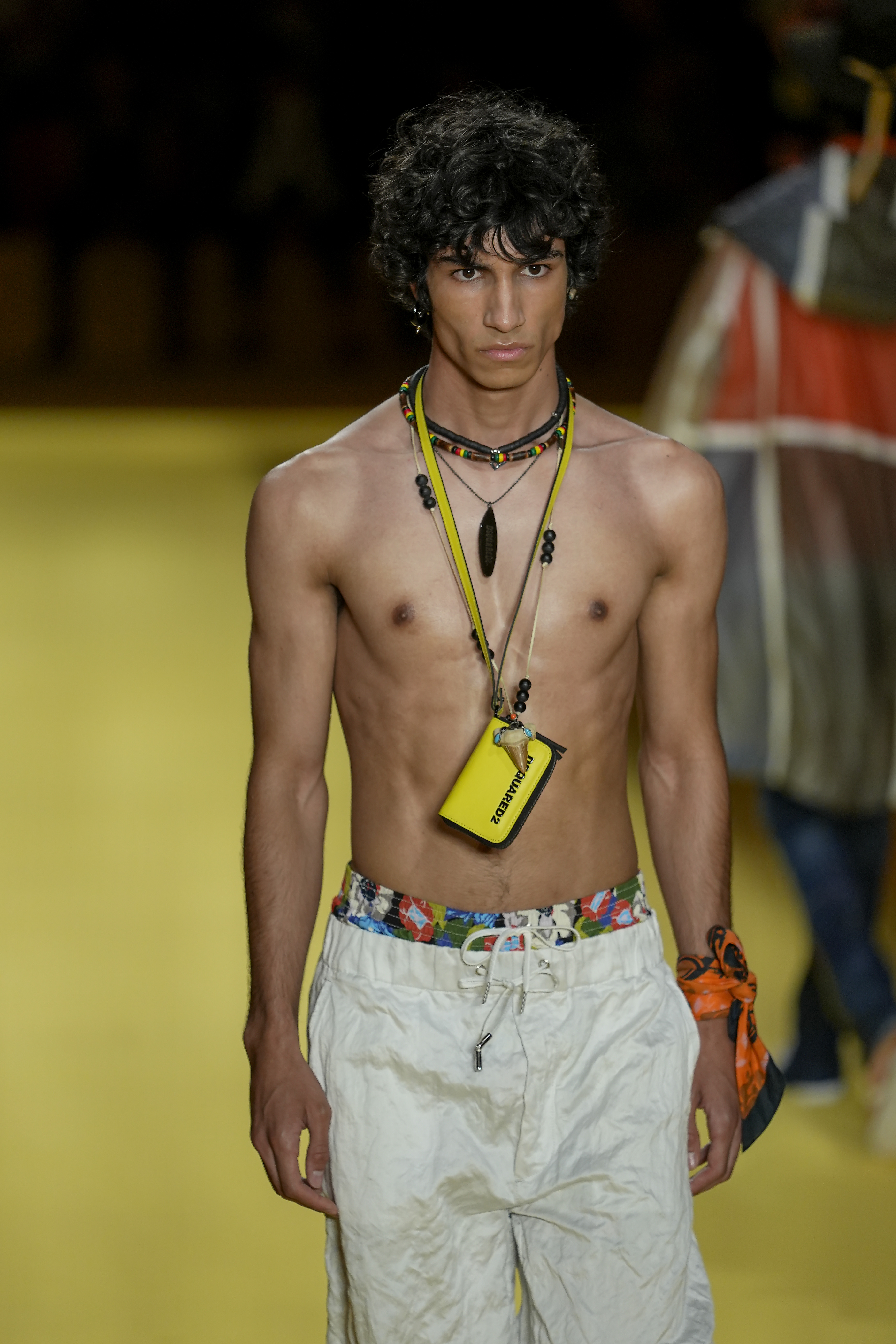 Итальянский бренд DSQUARED2 предложил мужчинам наряды на грани эпатажа