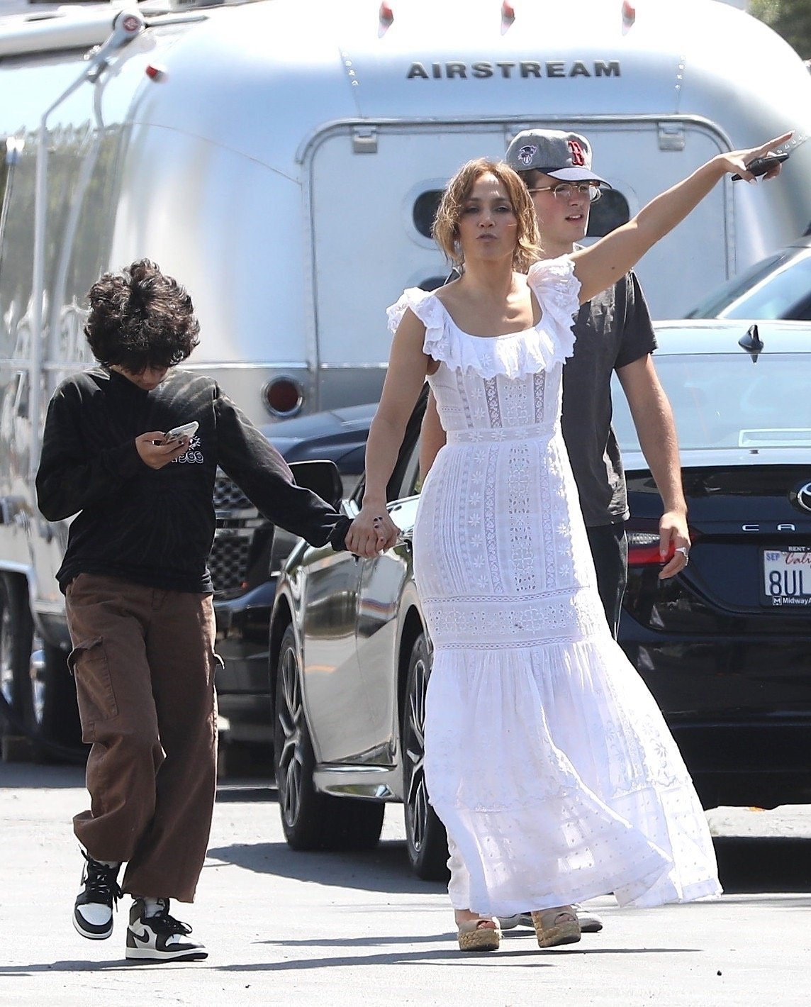 Папарацци застукали Дженнифер Лопес в белом платье за руку  с Беном Аффлеком