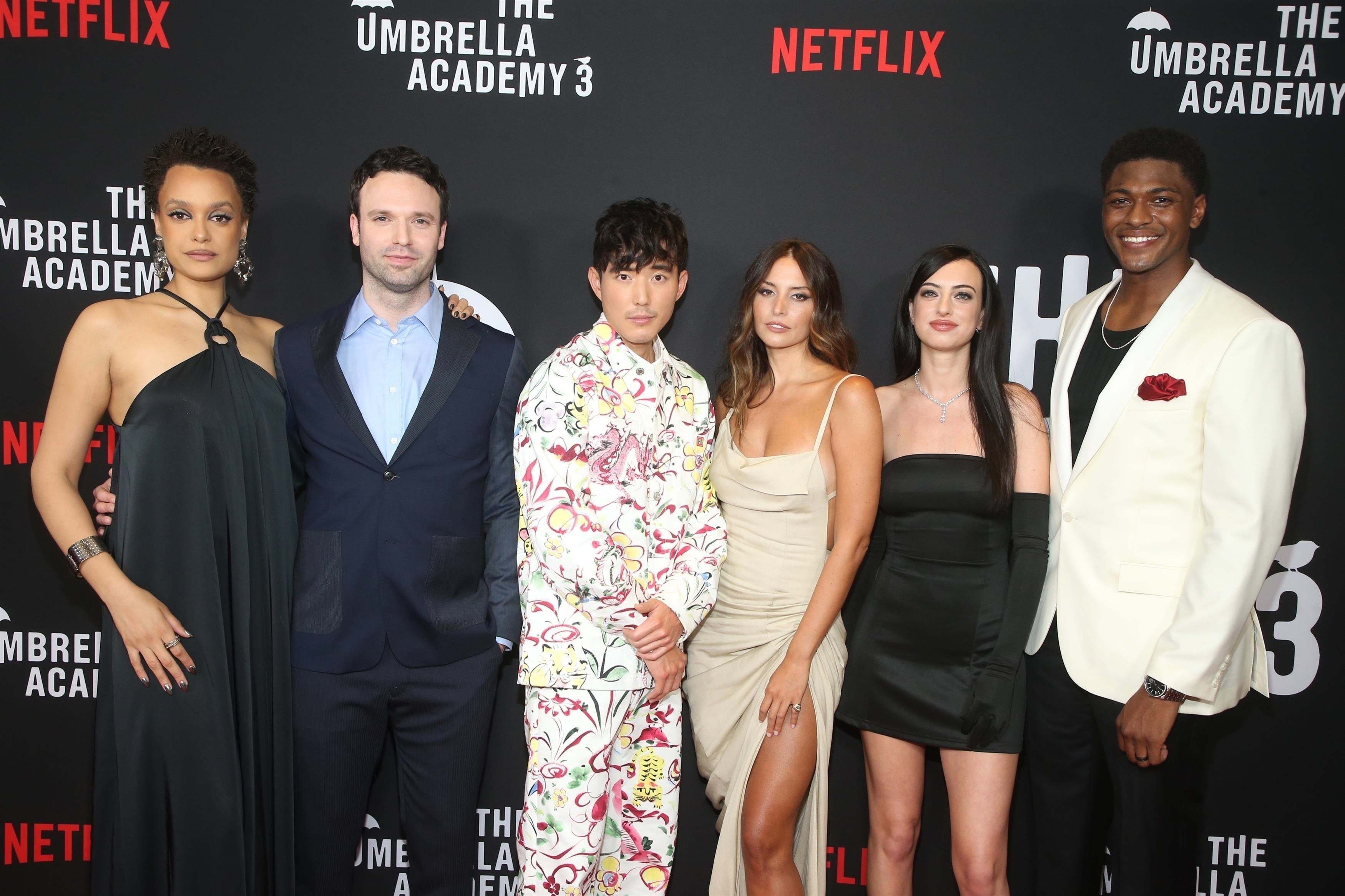 Дамы в вечерних платьях и джентльмены в «пижамном стиле» поразили зрителей на премьере Netflix