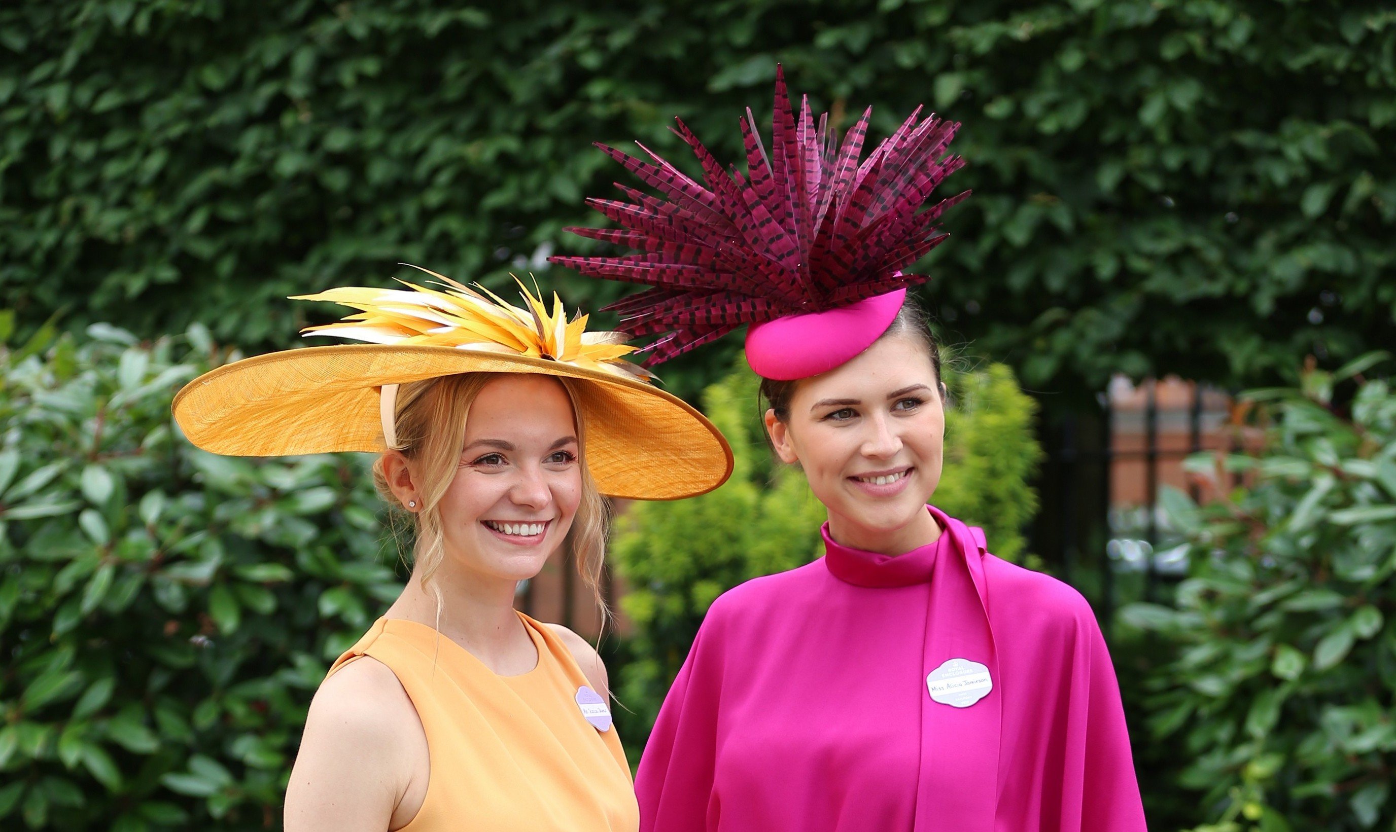 Цветники вместо шляпок поразили внимание фотографов на 5-й день Королевских скачек Royal Ascot 2022