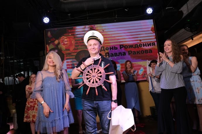 Звездный психолог Павел Раков отметил день рождения в Москве в окружении ангелов