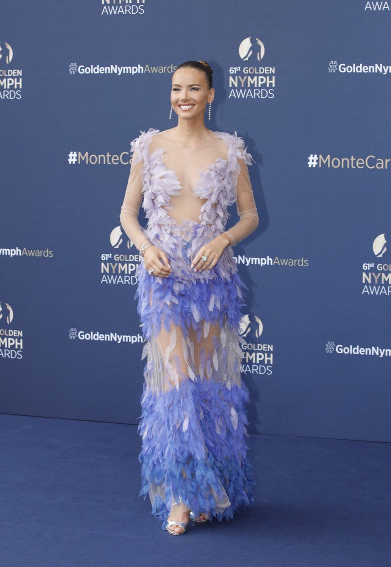 «Мисс Франция-2021» Амандин Пети облачилась «в перья» перед фотокамерами в Монте-Карло