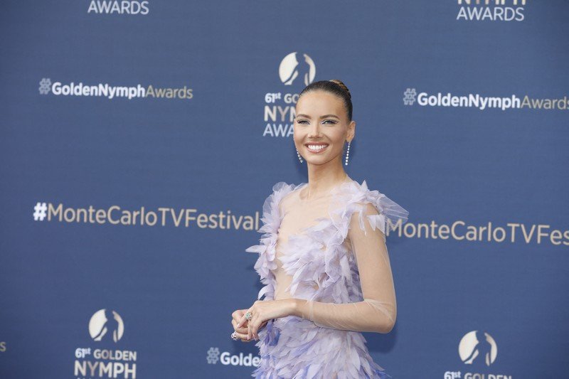 «Мисс Франция-2021» Амандин Пети облачилась «в перья» перед фотокамерами в Монте-Карло