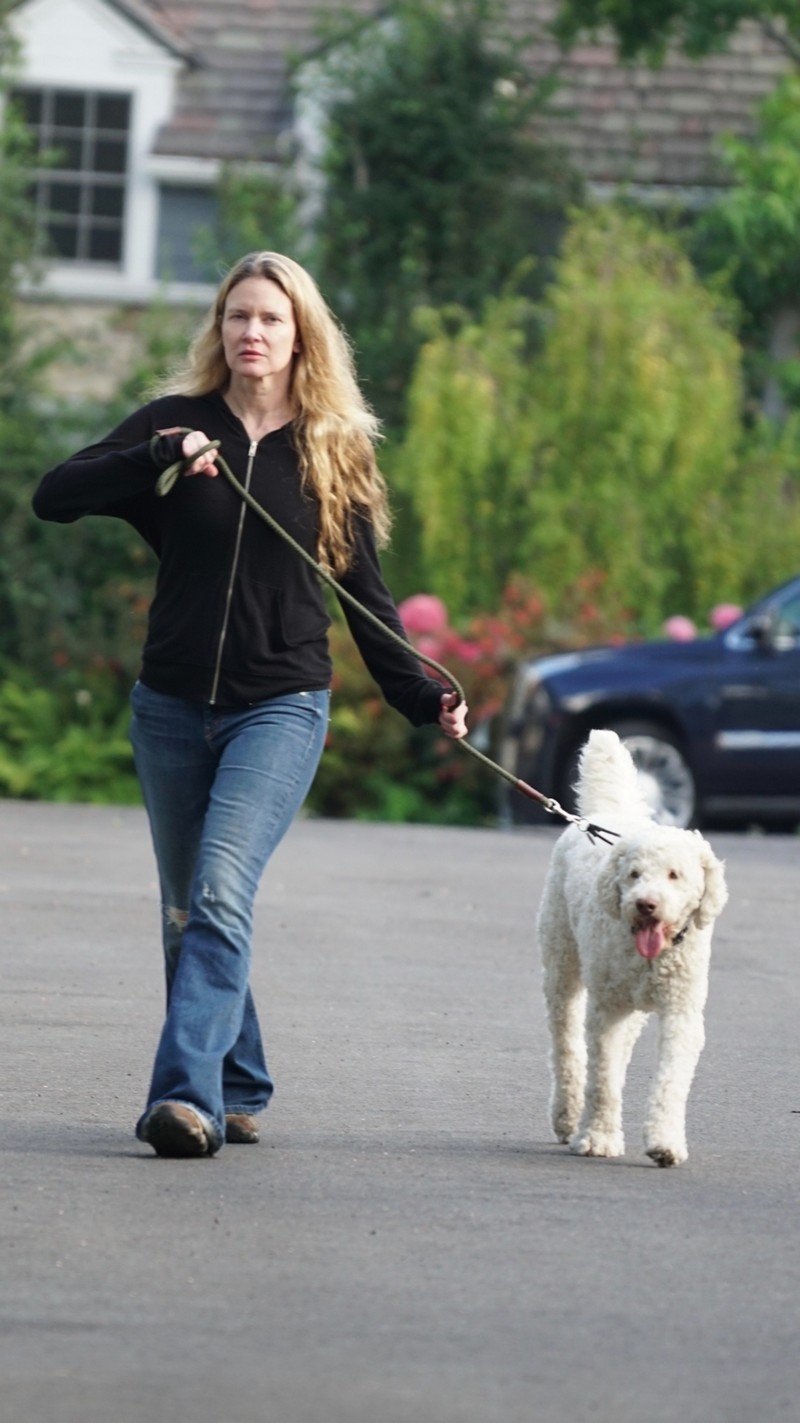 Бывшая жена миллиардера Джастин Маск гуляла с собачкой в рваных джинсах и стоптанной обуви