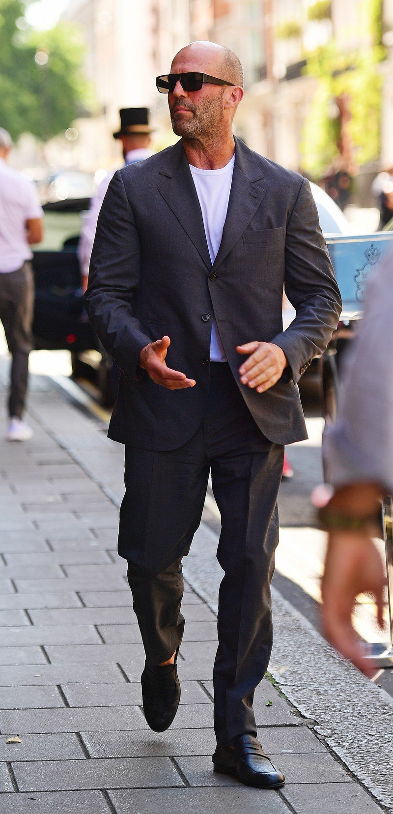 Джейсон Стэтхем шел по улицам Лондона, прикрывая лицо черными очками