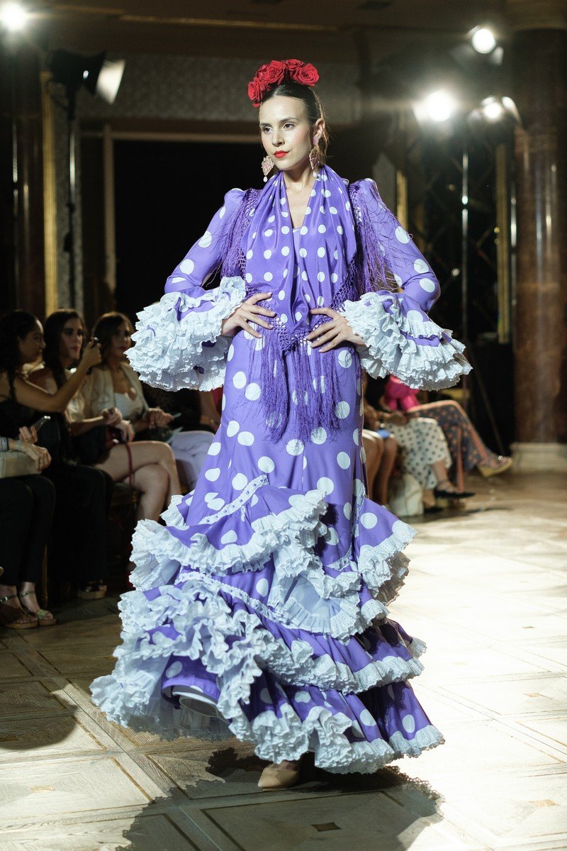 Страсть присутствовала в каждом элементе платья на показе мод фламенко в Мадриде