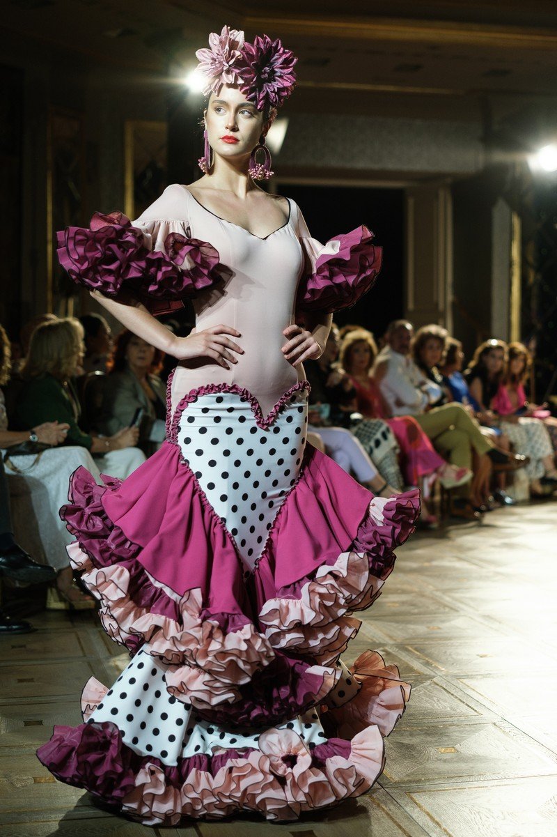 Страсть присутствовала в каждом элементе платья на показе мод фламенко в Мадриде
