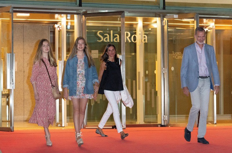 Королевская семья Испании не «ломает голову» в выборе одежды для посещения театра