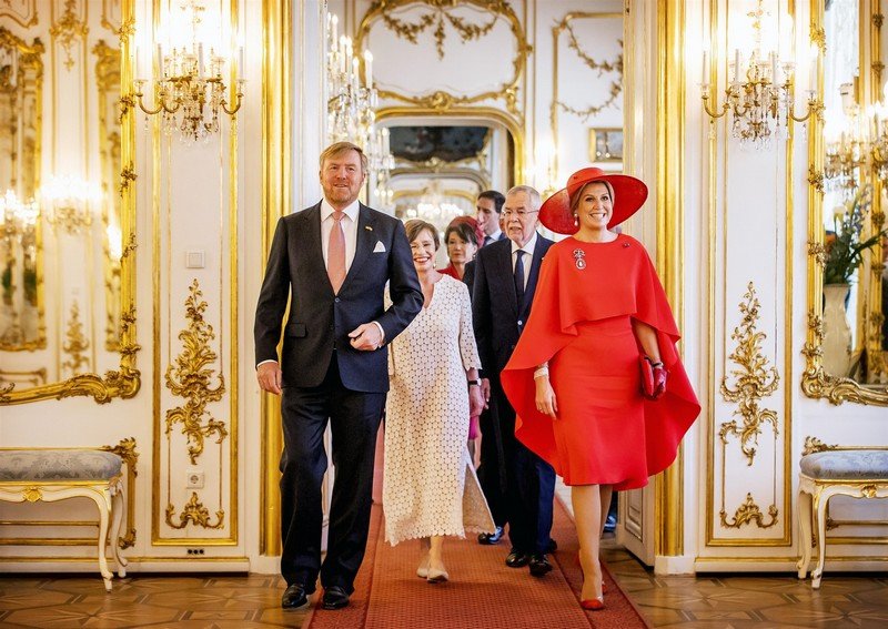 Королева Максима выбрала необычный образ при посещении Австрии