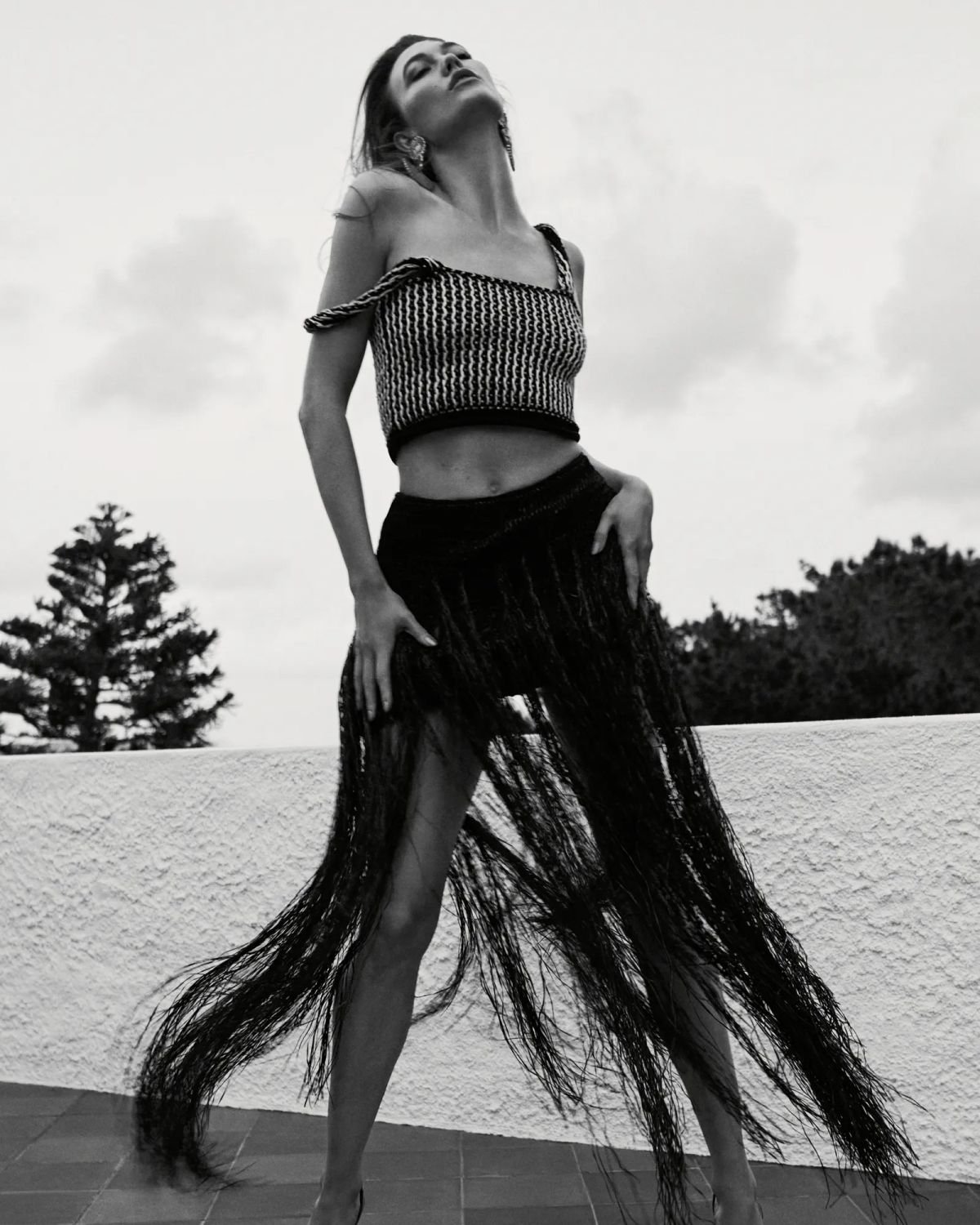 Известная модель Карли Клосс примерила на себя образ “страстной испанки” для Vogue