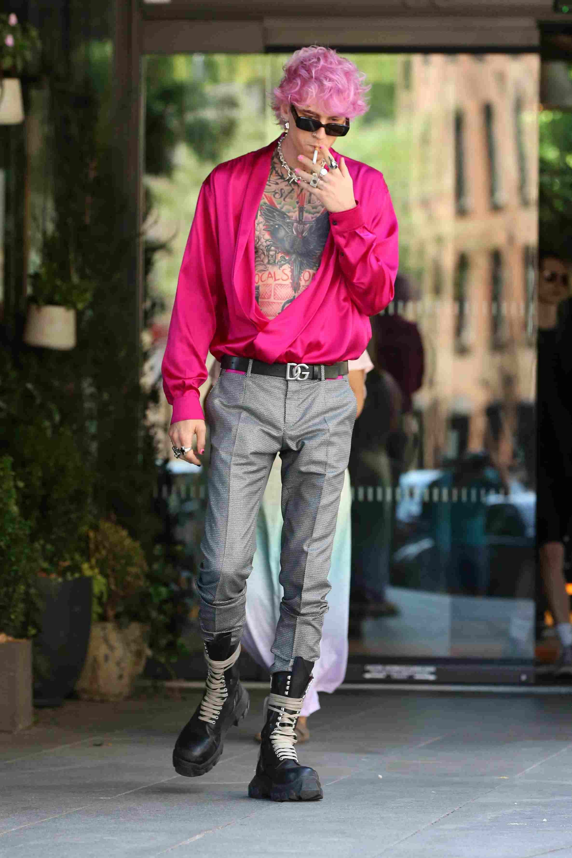 Американский рэпер Колсон Бэйкер демонстрирует невероятные оттенки розового цвета