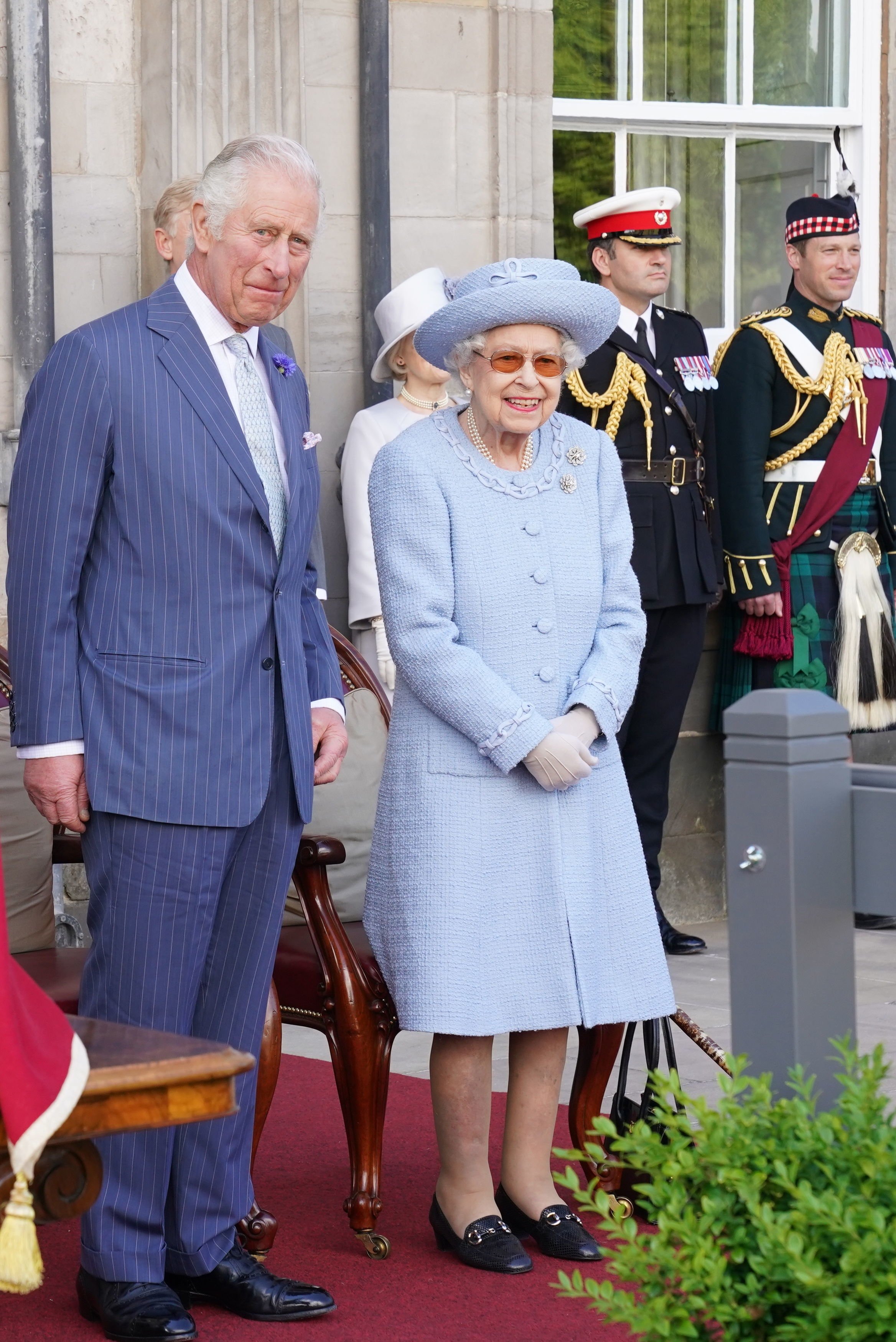 Королева Елизавета II и принц Чарльз чинно сидели в Эдинбургском дворце