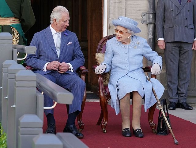 Королева Елизавета II и принц Чарльз чинно сидели в Эдинбургском дворце