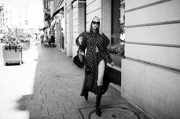 Кристин Куинн гуляет в шортах и плаще по улицам Парижа